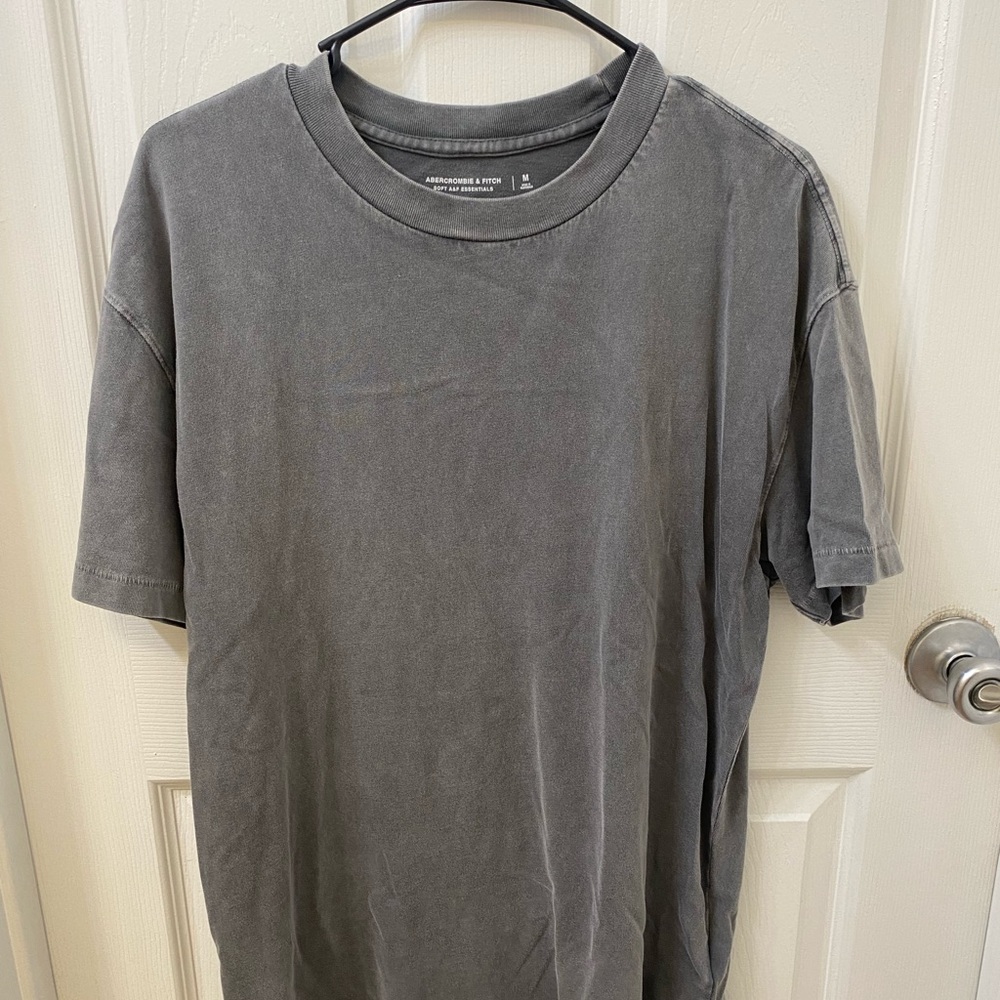 Abercrombie and Fitch essential tee in size M